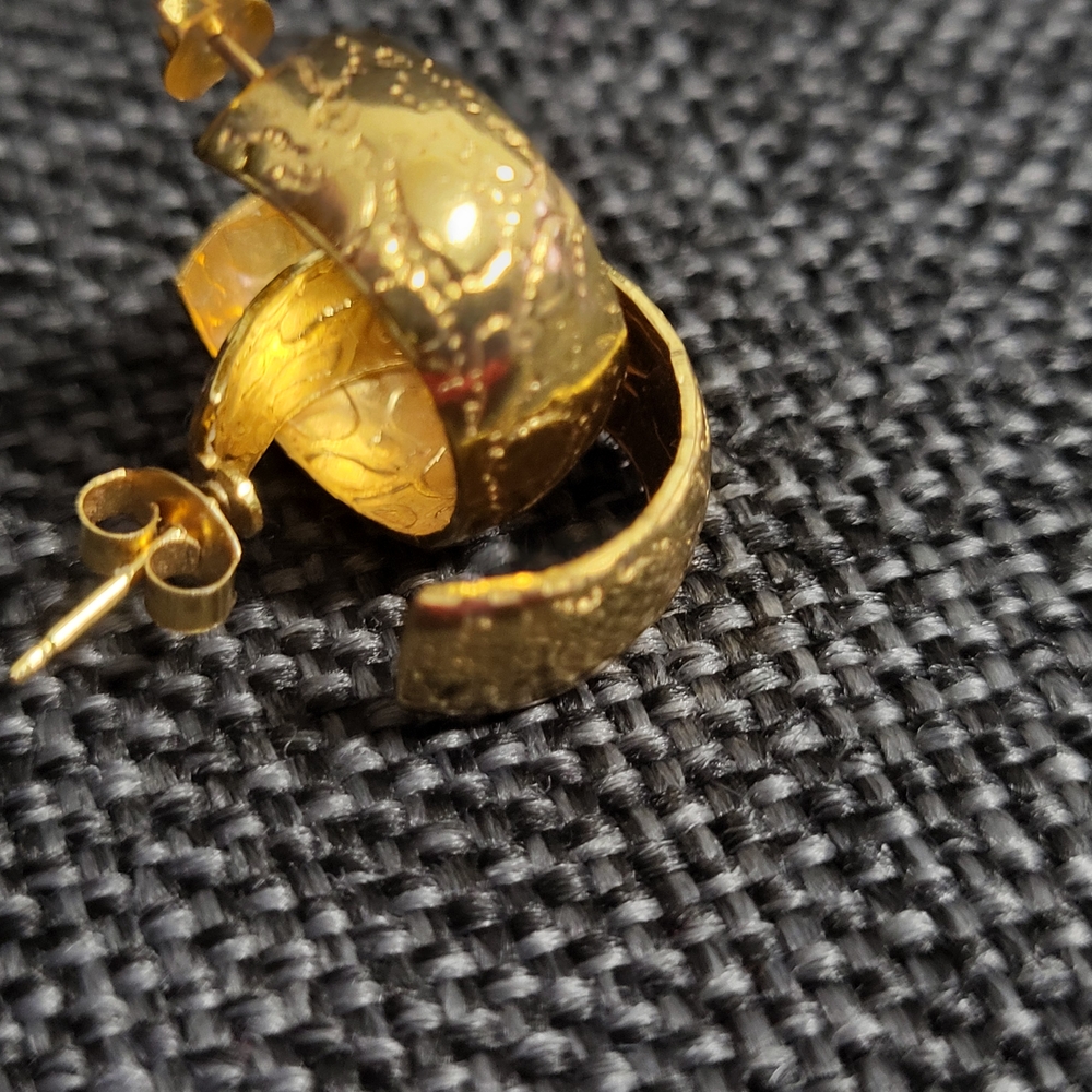 Elegant Gold Hoop Earrings